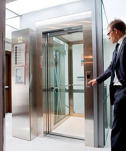 Persona usando control de acceso en elevador