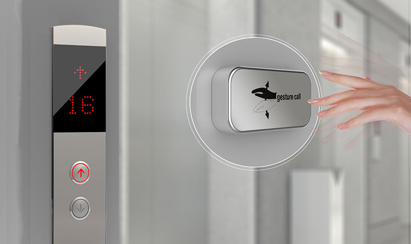 Persona usando elevador con control contactless