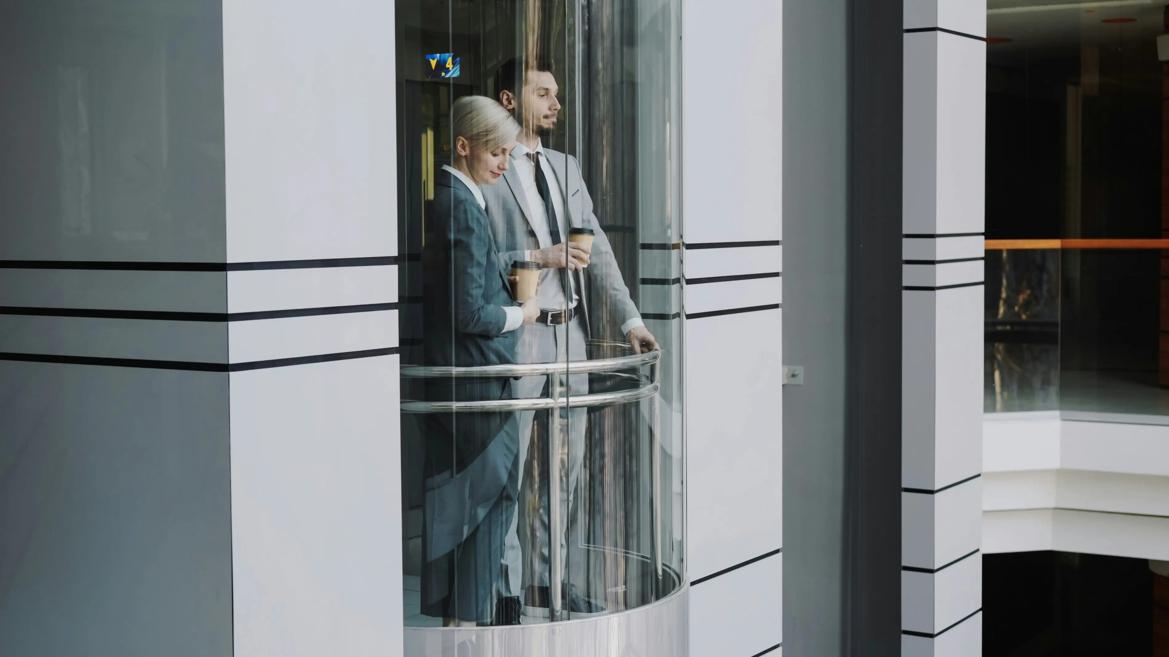 Personas en elevador VIP
